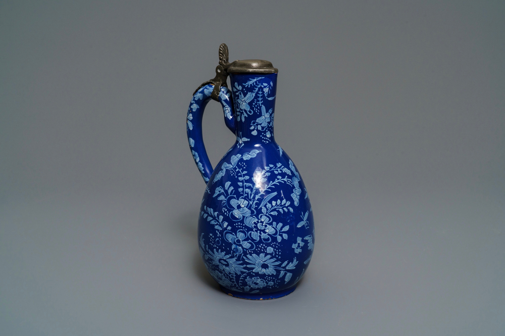 Un pichet en fa&iuml;ence de Delft &agrave; fond 'bleu persan' au couvercle en &eacute;tain, 17/18&egrave;me